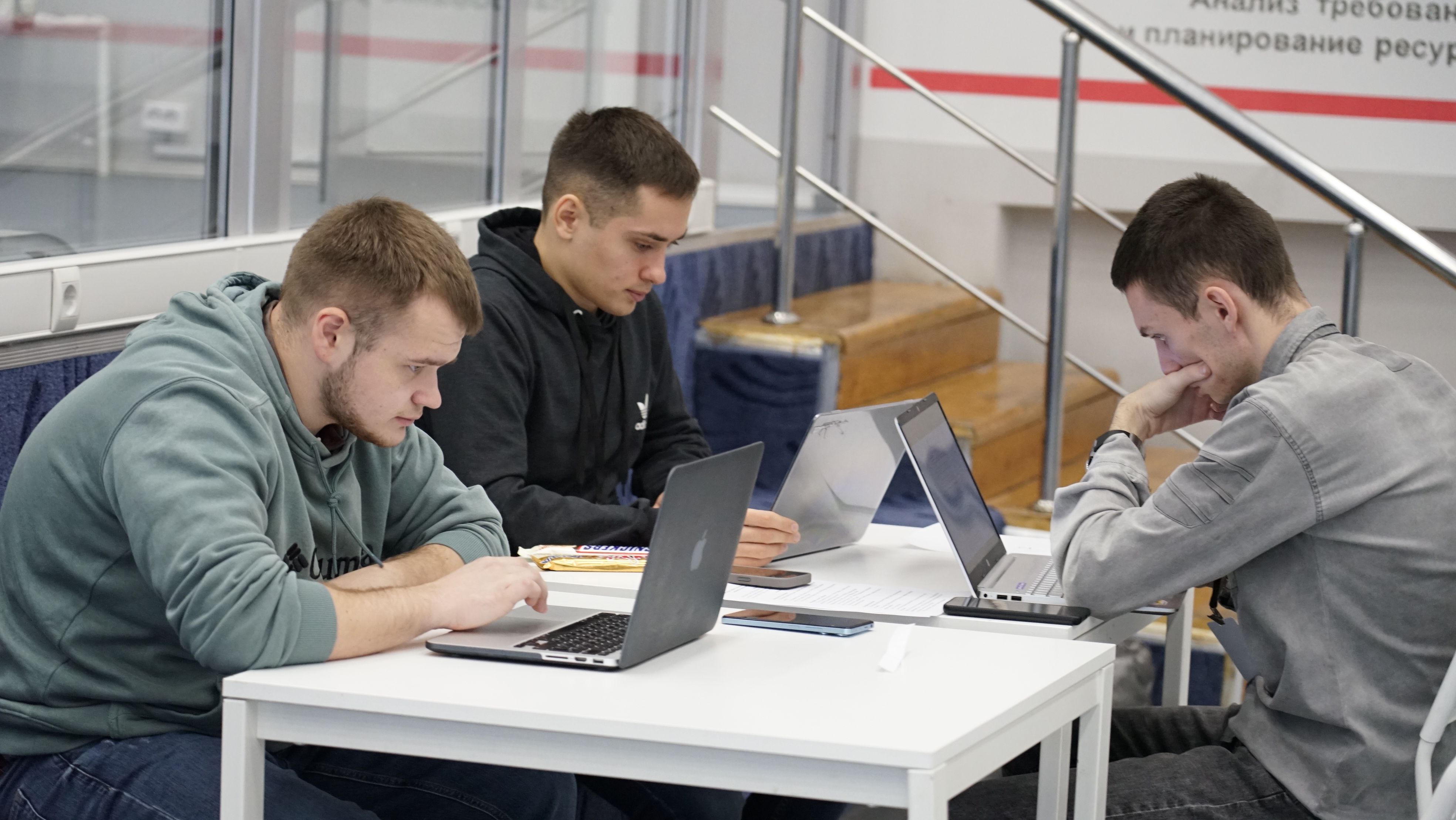 Изображение новости: IT-хакатон в Державинском собрал талантливых студентов из регионов России