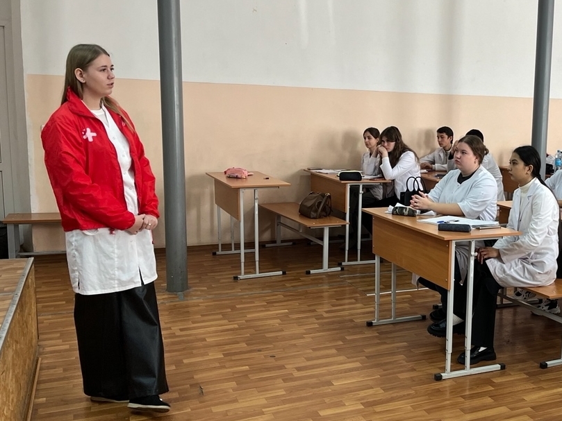 Волонтеры-медики встретились со студентами-первокурсниками Института
