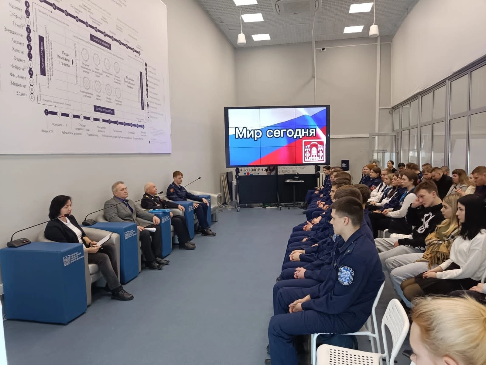 Изображение новости: В Державинском впервые прошла информационно-патриотическая встреча «Мир сегодня»