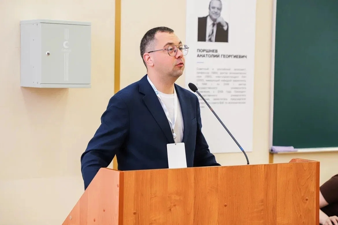 Изображение новости: Ректор Державинского Павел Моисеев поделился своим видением четвертой миссии вуза на Фестивале студенческих семей