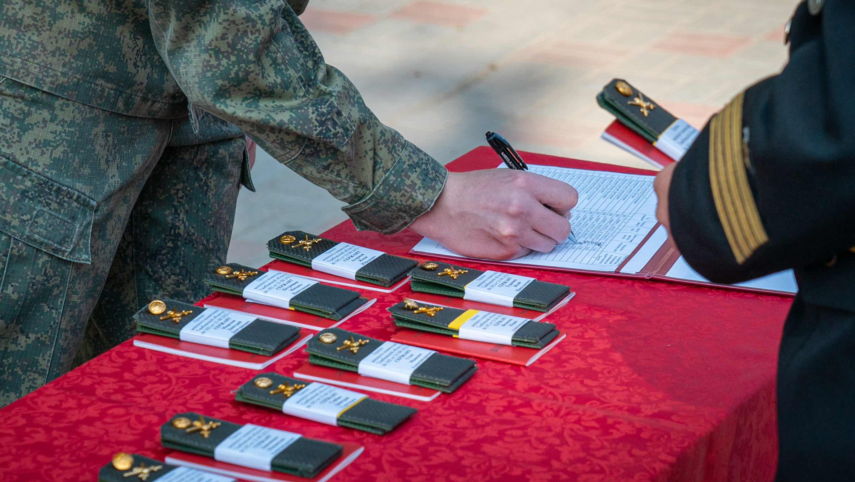 Изображение новости: Выпускники Военного учебного центра Державинского получили погоны сержанта 