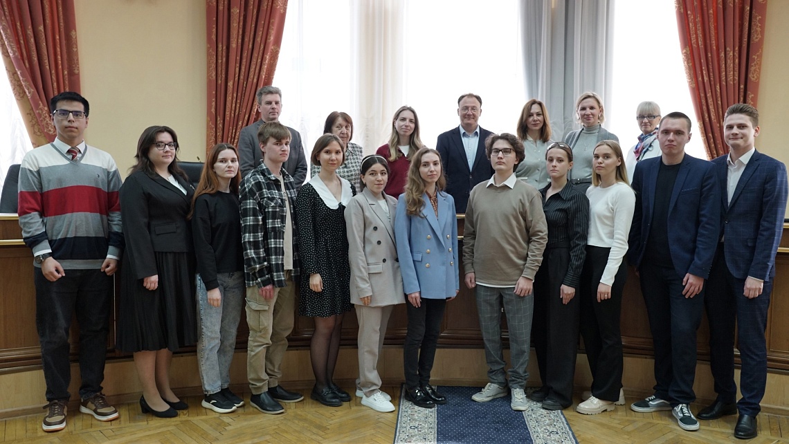 Студенты Державинского – обладатели грантов на поддержку малых студенческих научных коллективов во главе с научным руководителем Студенты Державинского – обладатели грантов на поддержку малых студенческих научных коллективов во главе с научным руководителем фото детальные