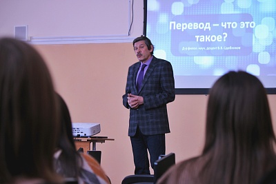 Изображение В Державинском проводит занятия председатель Президиума Союза переводчиков России профессор НГЛУ им. Н. А. Добролюбова Вадим Сдобников