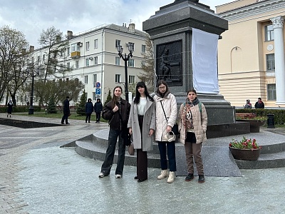 27 апреля, студенты первого курса направления подготовки «Музеология» стали участниками важного культурного события — открытия памятника Г. Р. Державину.