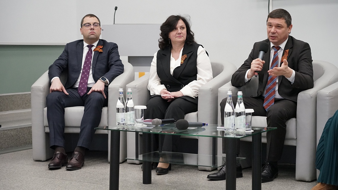 В Державинском прошла встреча студентов педагогических специальностей с врио главы Тамбовской области Евгением Первышовым фото детальные