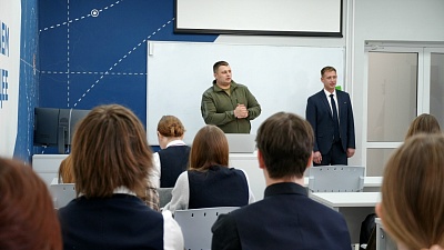 Изображение Участники проекта «СВОй путь» провели для учеников Державинского лицея уроки мужества