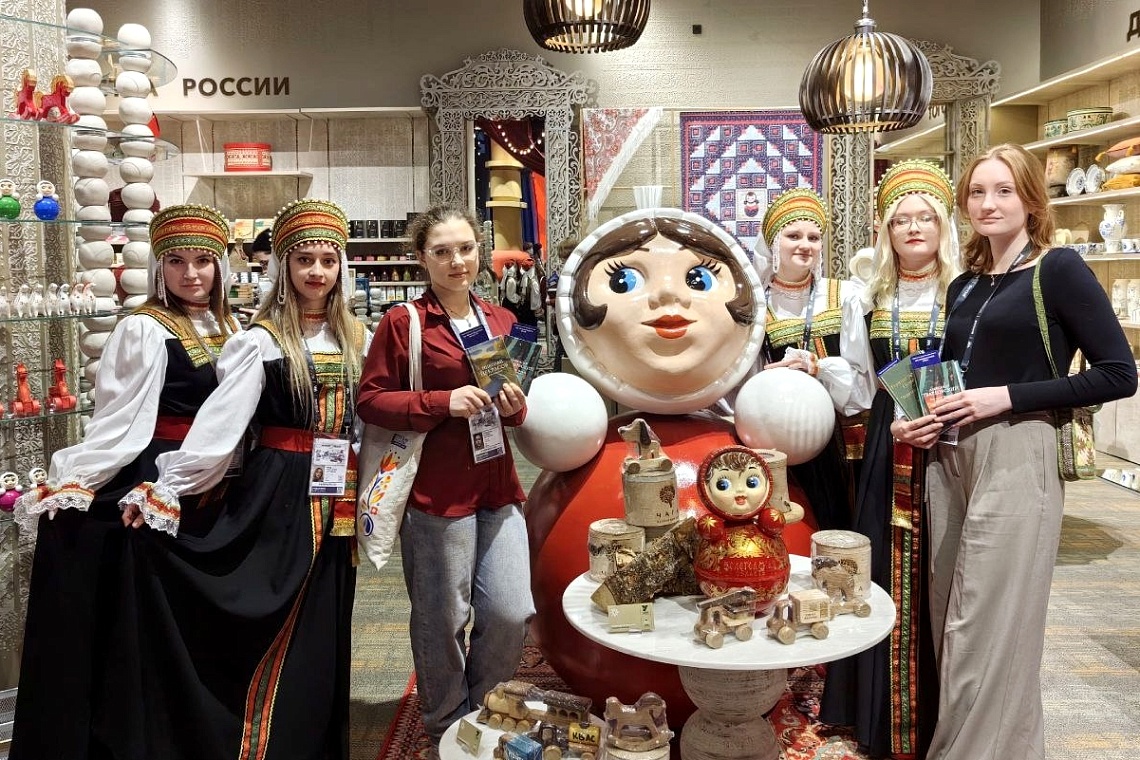 Студенты Державинского встретили Год единства народов России фото детальные