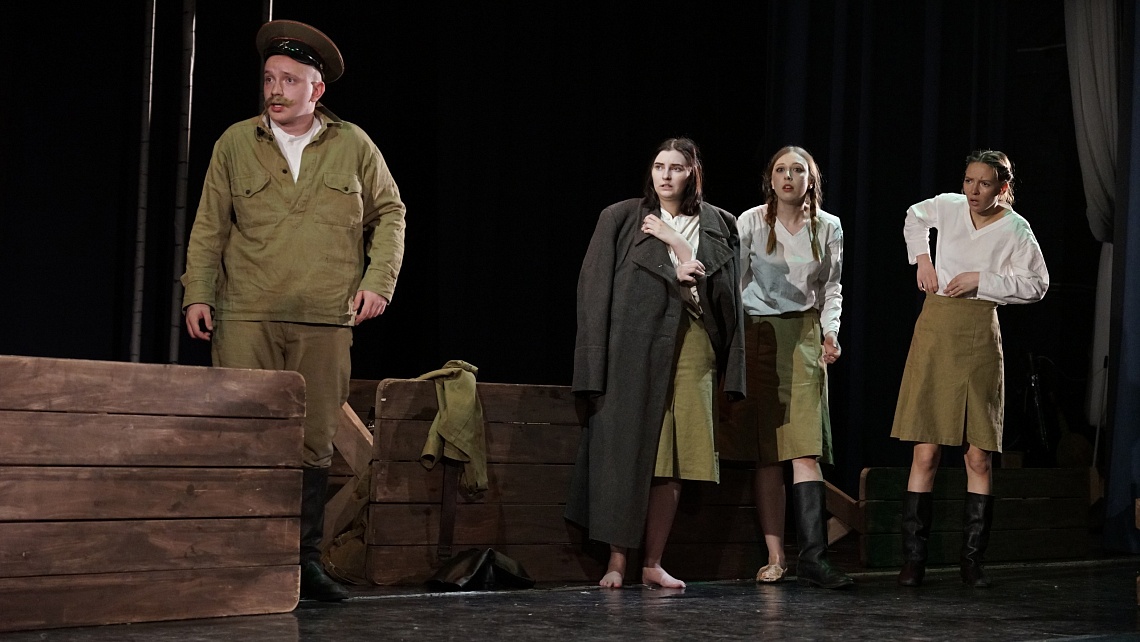 Державинцы показали спектакль о Великой Отечественной войне «А зори здесь тихие» фото детальные