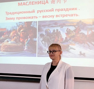 Изображение Преподаватели Державинского знакомят студентов Хайнаньского института экономики и бизнеса с русскими народными праздниками