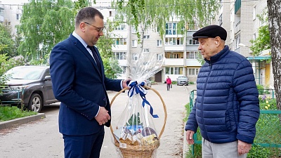 Изображение Ректор Державинского Павел Моисеев поздравляет участников ветеранской организации вуза с Днем Победы