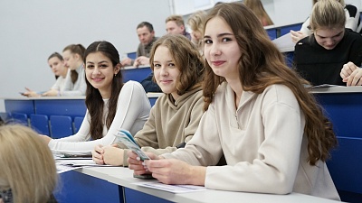 Изображение Абитуриенты познакомились с Державинским университетом