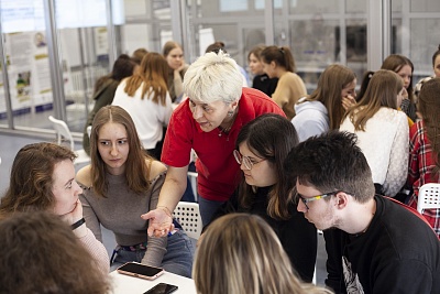 Изображение Преподаватель МГПУ Марина Борисова проводит мастер-классы по вожатской деятельности для студентов Державинского