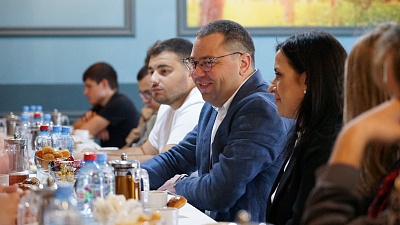 Изображение Ректор Державинского университета Павел Моисеев встретился с участниками проекта «Студ.путевка»
