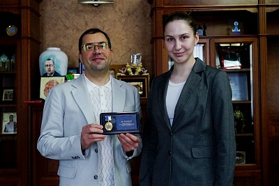 Ректор Павел Моисеев наградил студентку и участницу Олимпийских игр Анастасию Семёнову за заслуги перед вузом фото анонса