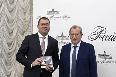 Изображение Павлу Моисееву вручена медаль «300 лет Российской Академии наук»
