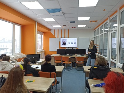 Изображение Выпускнице Державинского Елизавете Кузнецовой присвоено звание лучшего выпускника-дизайнера 2023 года