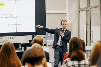Изображение Доцент Пермского университета Иван Печищев читает в Державинском тренинги по визуализации данных в цифровой медиасреде