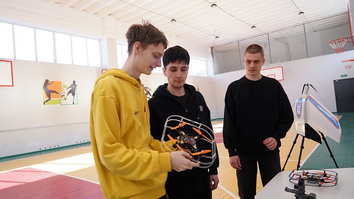 В рамках уникальной образовательной программы державинцы осваивают практические навыки пилотирования БПЛА фото детальные
