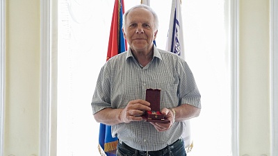 Изображение Профессор Державинского Анатолий Иванов награжден Золотой медалью университета