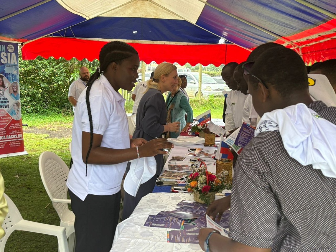Державинский – участник выставки российского образования  в Республике Уганда фото детальные