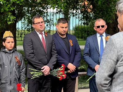 Изображение Державинцы возложили цветы на Аллее Славы