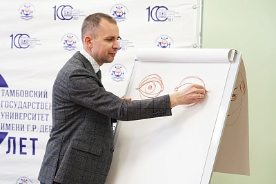 Изображение Преподаватель МГХПА имени С.Г. Строганова Александр Рыжкин провел мастер-класс для студентов Державинского 