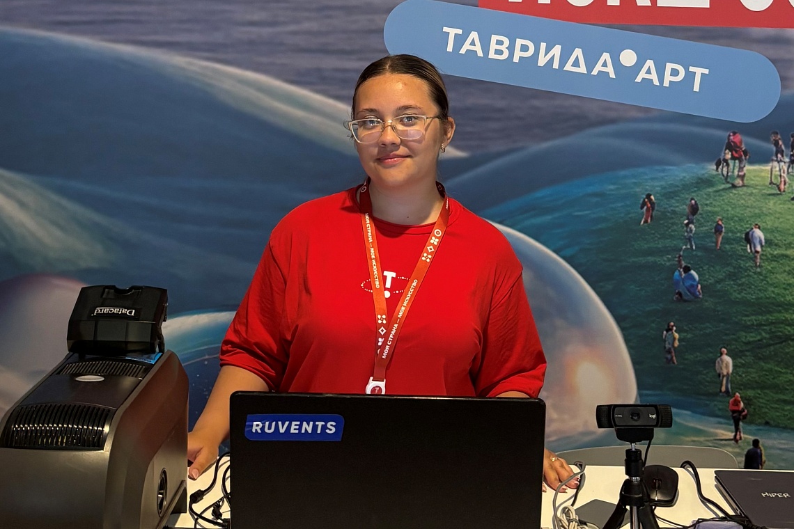 Волонтер ТГУ Ирина Канаева помогала участникам фестиваля «Таврида.АРТ» в Крыму фото детальные