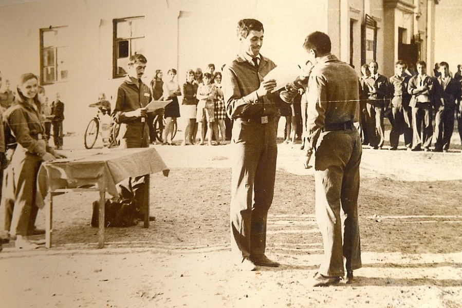 Командир Минского зонального отряда вручает грамоту командиру ССО «Софис» Н. Алексееву, 1970-е гг.