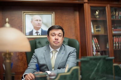 Изображение Ректор Державинского университета Владимир Стромов поздравляет с Международным женским днем